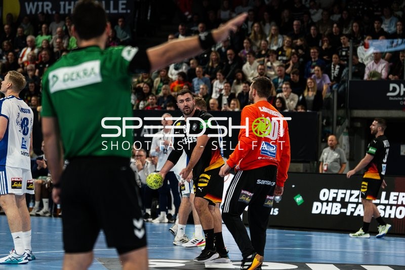 Jannik Kohlbacher (80; Deutschland) mit Ball in Aktion