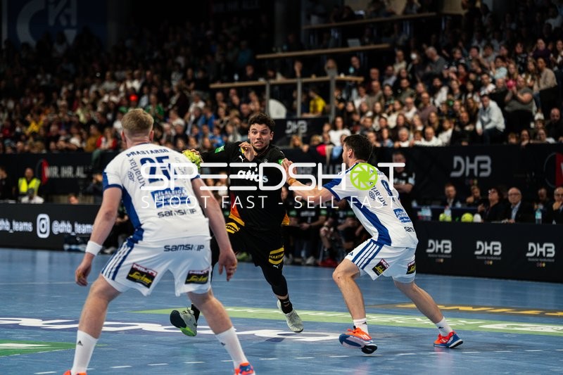 Marko Grgić (71; Deutschland) im Angriff gegen Arnar Freyr Arnarsson (21; Island)