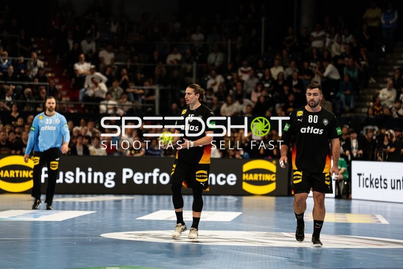 Juri Knorr (15; Deutschland) mit Ball, Jannik Kohlbacher (80; Deutschland) neben ihm