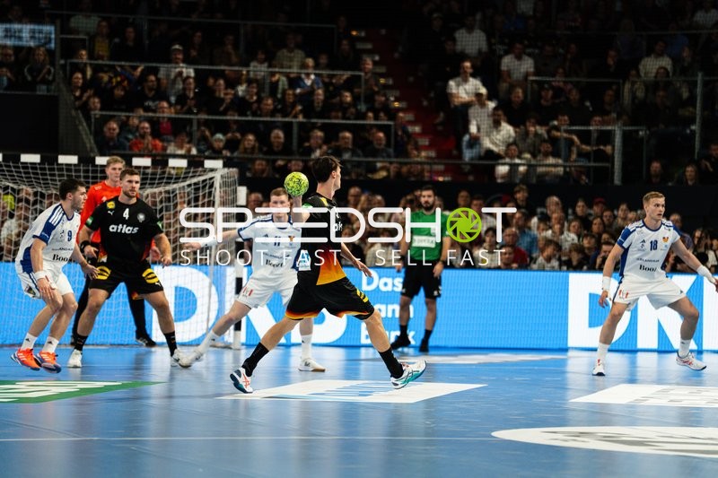 Johannes Golla (4; Deutschland) und Ymir Orn Gislason (33; Island) im Zweikampf