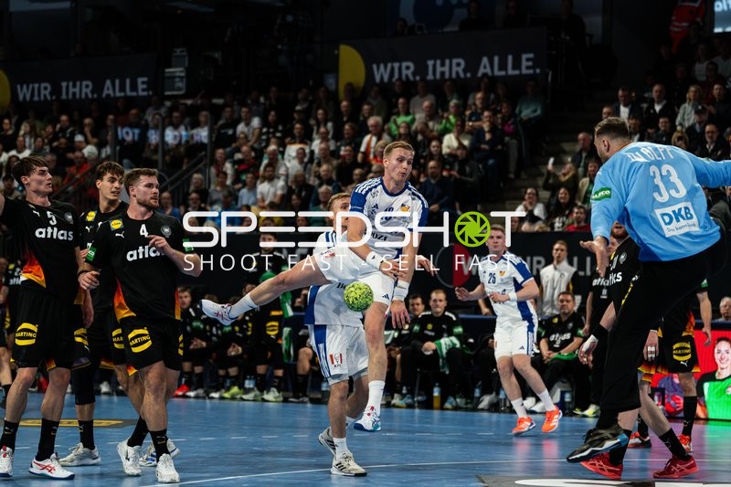 Elliott Snaer Vidarsson (18; Island) wirft aufs Tor