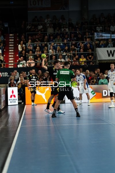 Miro Schluroff (5; Deutschland) wirft aufs Tor