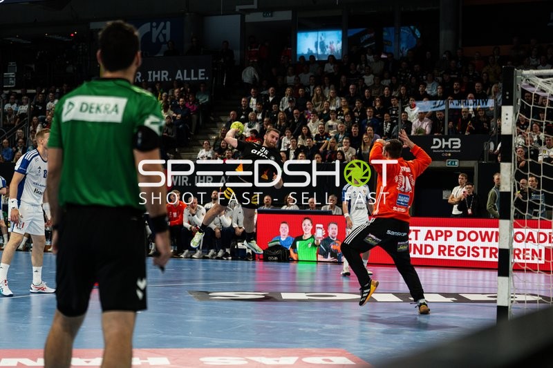 Lukas Mertens (36; Deutschland) wirft aufs Tor