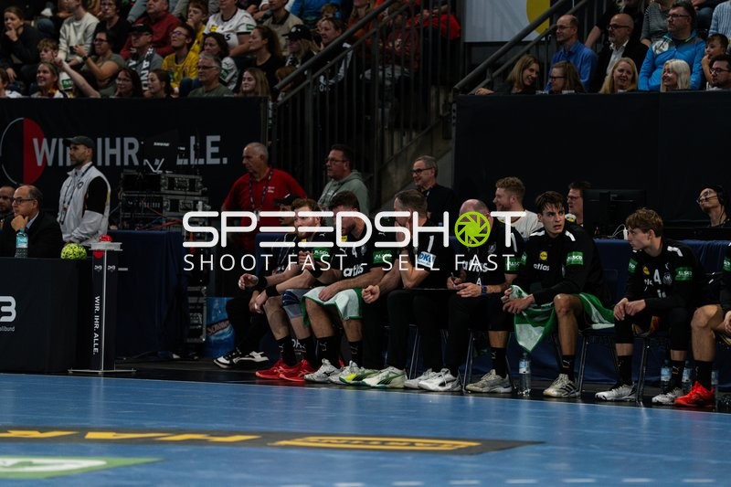 Johannes Golla (4; Deutschland) und Julian Köster (18; Deutschland) auf der Bank