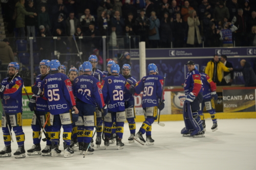 Spieler von EHC Kloten mit erhobenen Armen