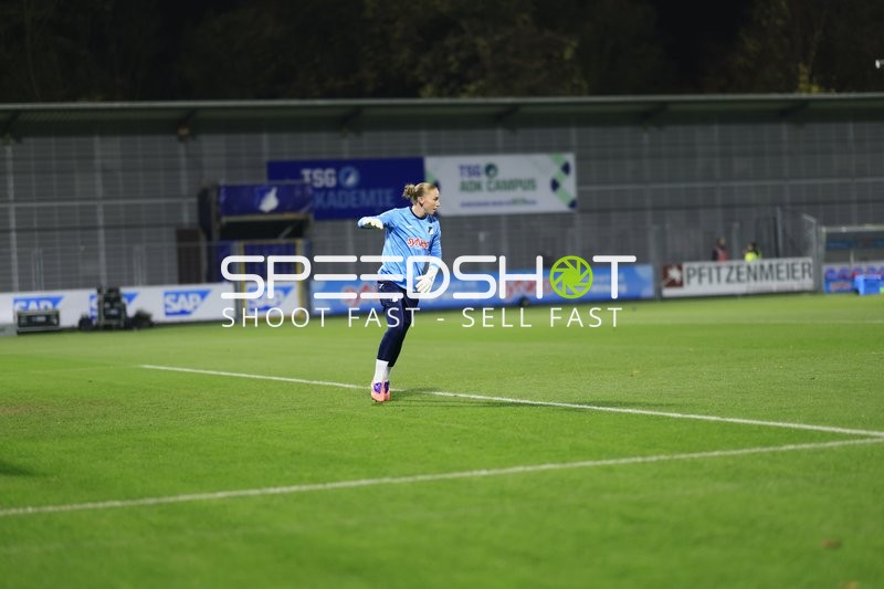 Torwart Laura Dick (1; TSG Hoffenheim Frauen) in Aktion