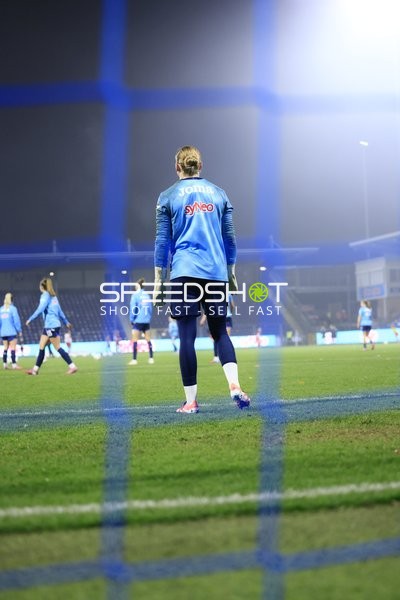 Torwart Laura Dick (1; TSG Hoffenheim Frauen) in Position