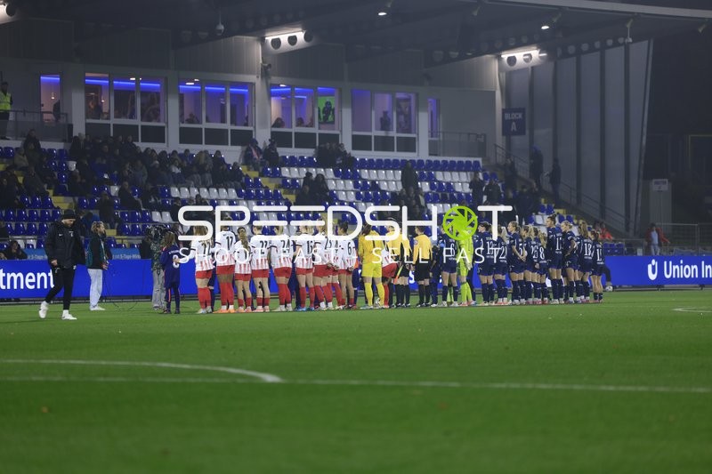 Mannschaften beim Einlauf