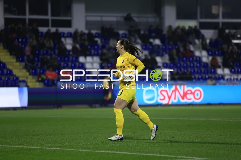 Laura Benkarth (1, SC Freiburg Frauen) in Aktion