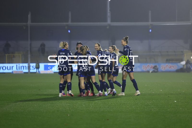 Spieler feiern gemeinsam