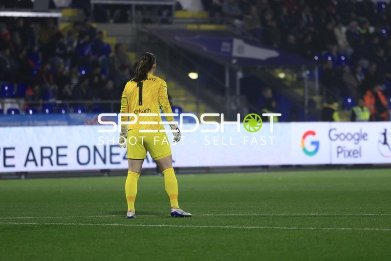 Torwart Laura Benkarth (1; SC Freiburg Frauen) in Aktion
