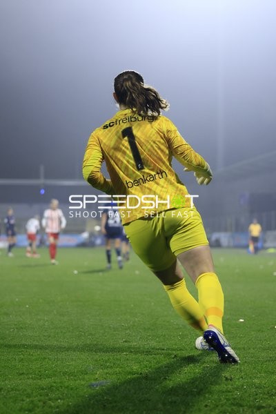 Torwart Laura Benkarth (1; SC Freiburg Frauen) in Defensive