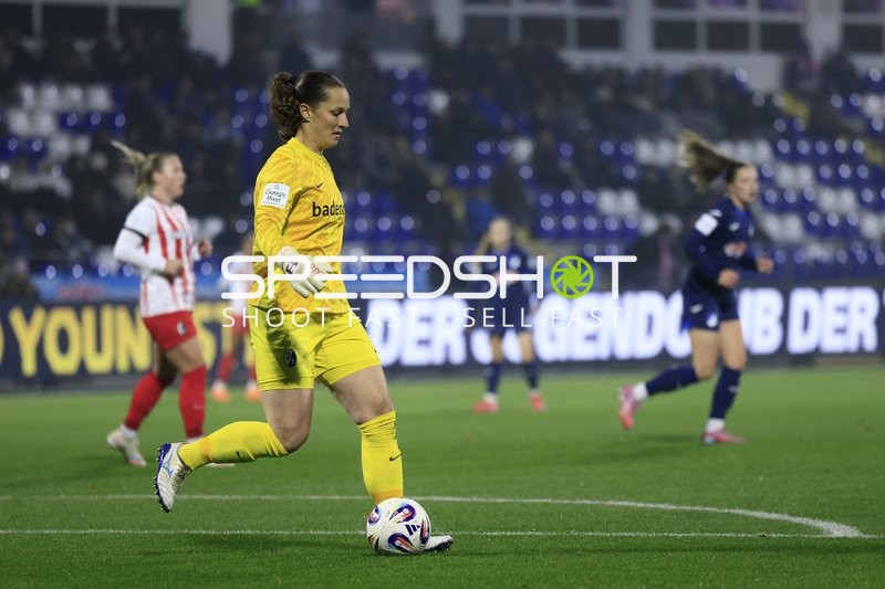 Torwart Laura Benkarth (1; SC Freiburg Frauen) mit Ball