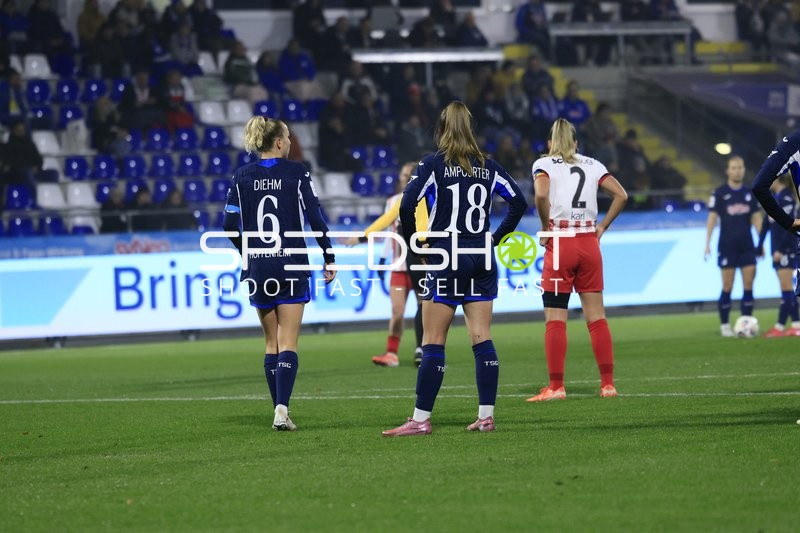 Spieler warten auf Freistoß