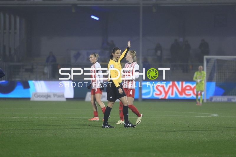 Schiedsrichterin zeigt Handzeichen