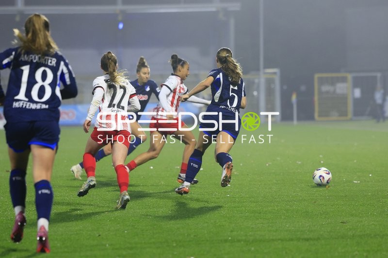 Mittelfeldkampf mit Ball