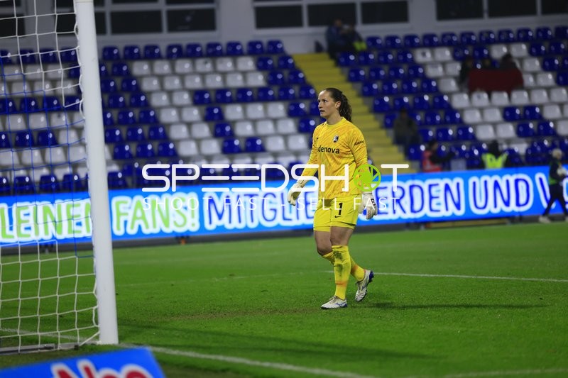 Torwart Laura Benkarth (1; SC Freiburg Frauen) im Einsatz