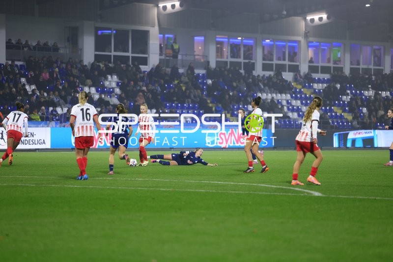 Spielszene mit Meret Felde (4; SC Freiburg Frauen)