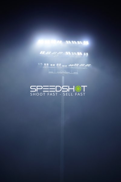 Stadionbeleuchtung bei Nacht