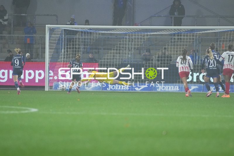 Torwartparade im Strafraum