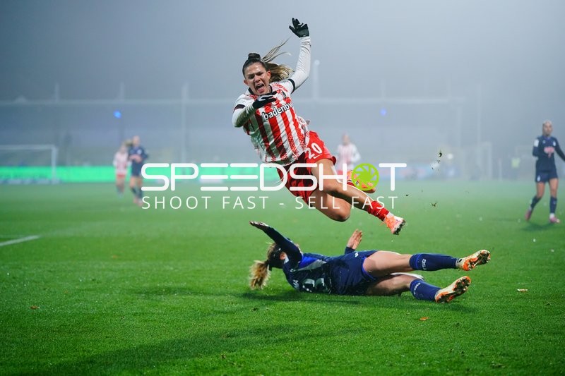 Foul an Leela Egli (20; SC Freiburg Frauen)