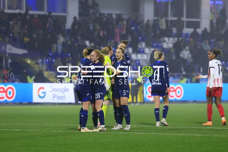 Spielerinnen begrüßen sich