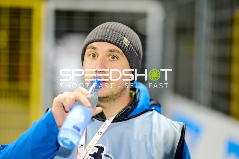 Person trinkt Wasser