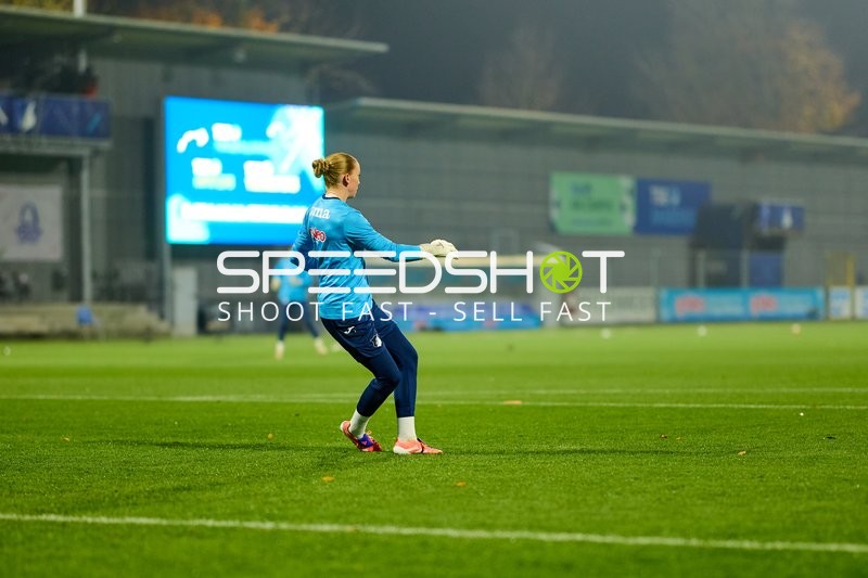 Torwart Laura Dick (1; TSG Hoffenheim Frauen) in Aktion