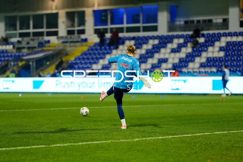 Torwart Laura Dick (1; TSG Hoffenheim Frauen) beim Abschlag
