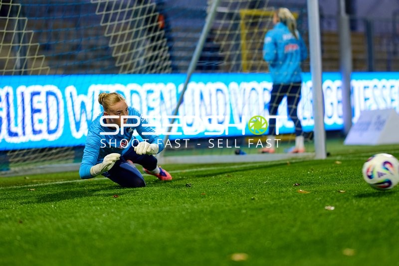 Torwart Laura Dick (1; TSG Hoffenheim Frauen) in Aktion