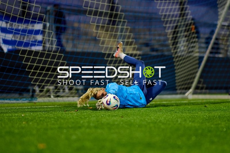 Torwart sichert Ball