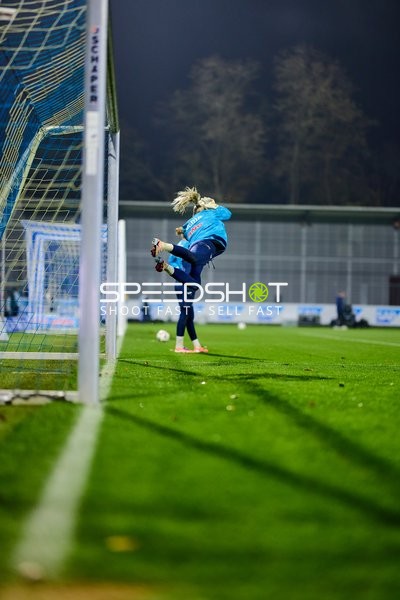 Torwart trainiert Sprungparade