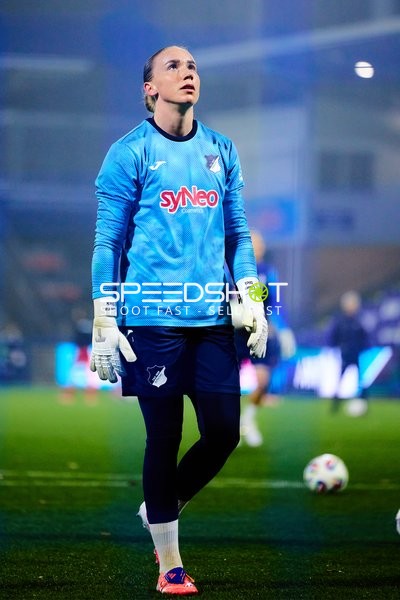 Torwart Laura Dick (1; TSG Hoffenheim Frauen) fokussiert