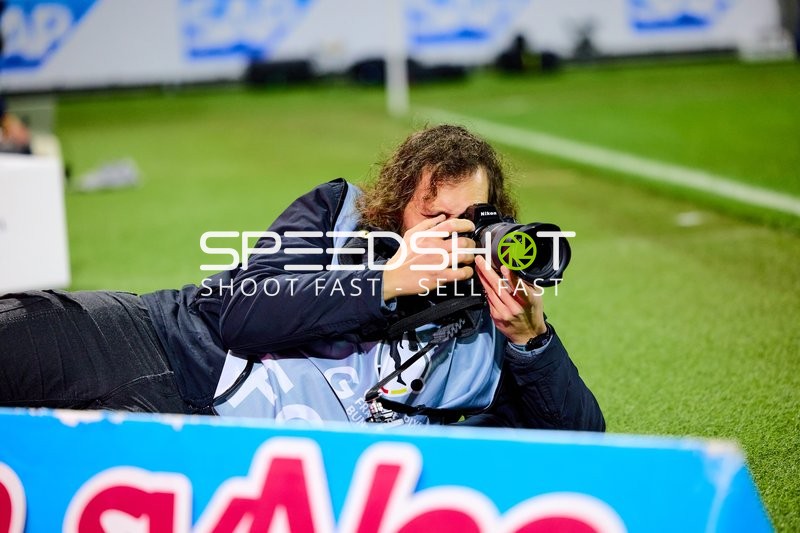 Fotograf am Spielfeldrand