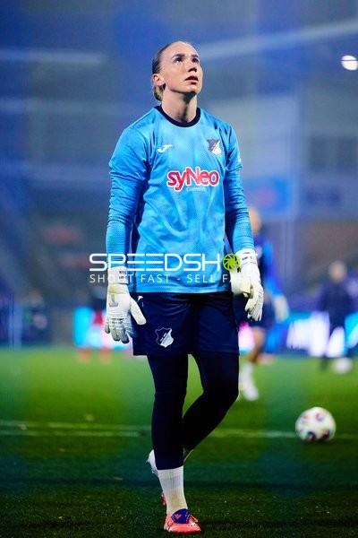 Torwart Laura Dick (1; TSG Hoffenheim Frauen) fokussiert