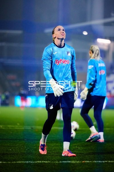 Torwart Laura Dick (1; TSG Hoffenheim Frauen) in Aktion