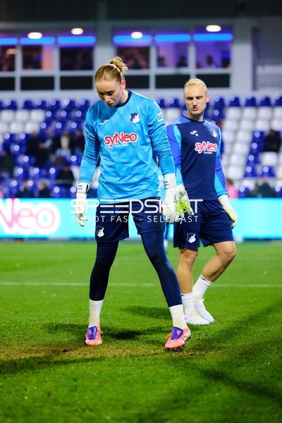 Torwart Laura Dick (1; TSG Hoffenheim Frauen) fokussiert