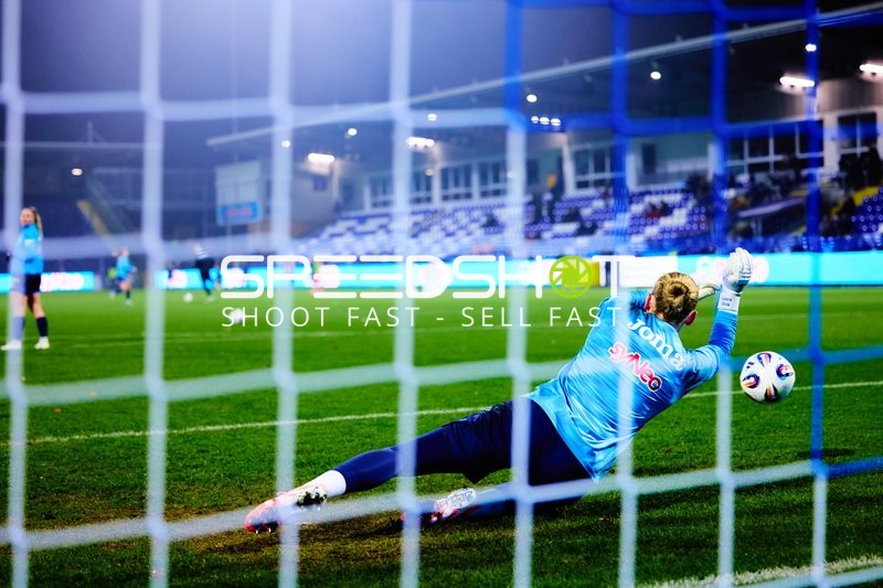 Torwart Laura Dick (1; TSG Hoffenheim Frauen) in Aktion