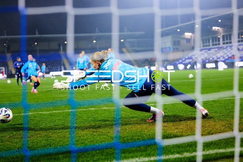 Torwart Laura Dick (1; TSG Hoffenheim Frauen) in Aktion