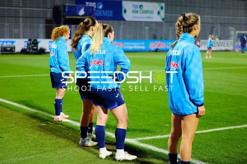 Spielerinnen am Spielfeldrand