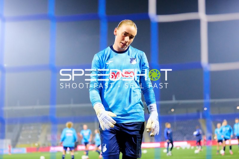 Torwart Laura Dick (1; TSG Hoffenheim Frauen) fokussiert