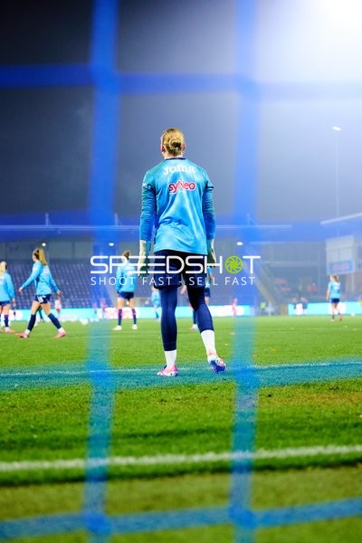 Torwart Laura Dick (1; TSG Hoffenheim Frauen) in Defensive