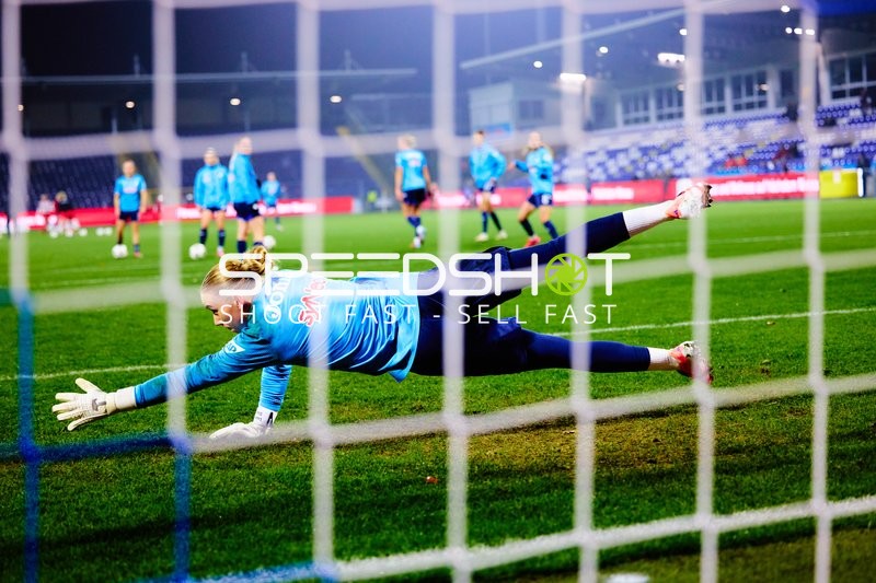 Torwartparade im Strafraum