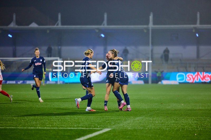 Spieler feiern gemeinsam