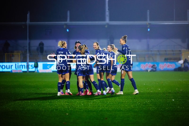 Spieler feiern gemeinsam