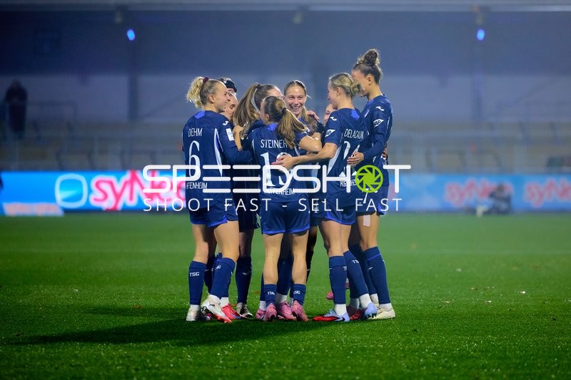 Spieler feiern gemeinsam