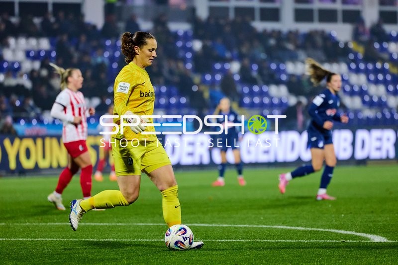 Torwart Laura Benkarth (1; SC Freiburg Frauen) mit Ball