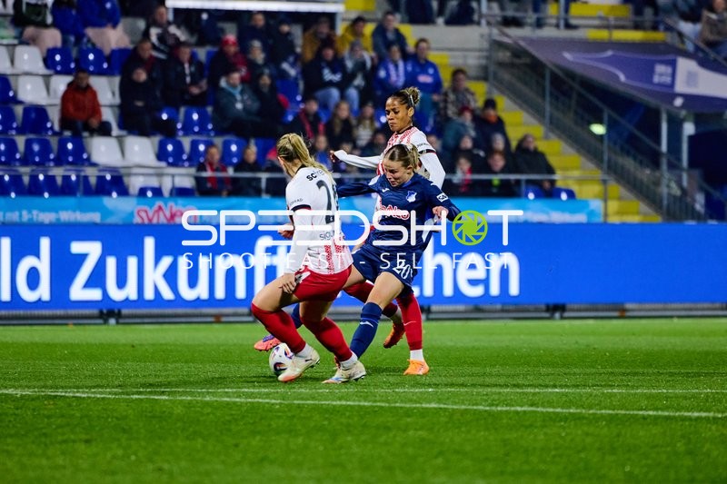 Intensiver Zweikampf um Ball