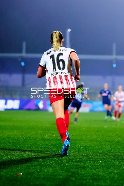 Spielerin läuft auf Feld