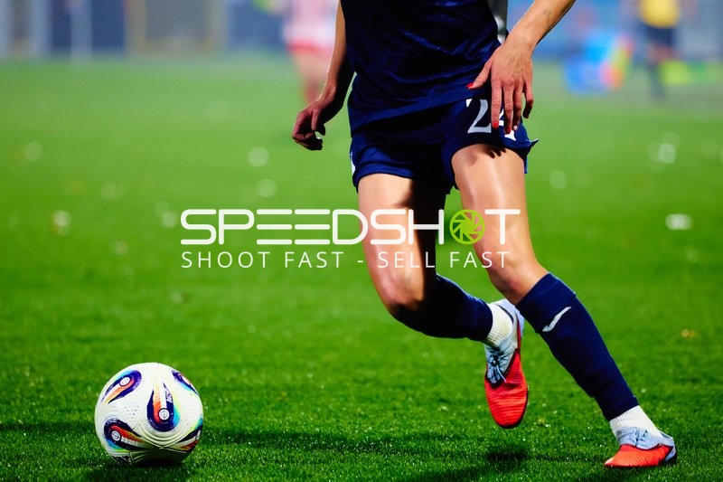 Juliane Schmid (27; TSG Hoffenheim Frauen) am Ball